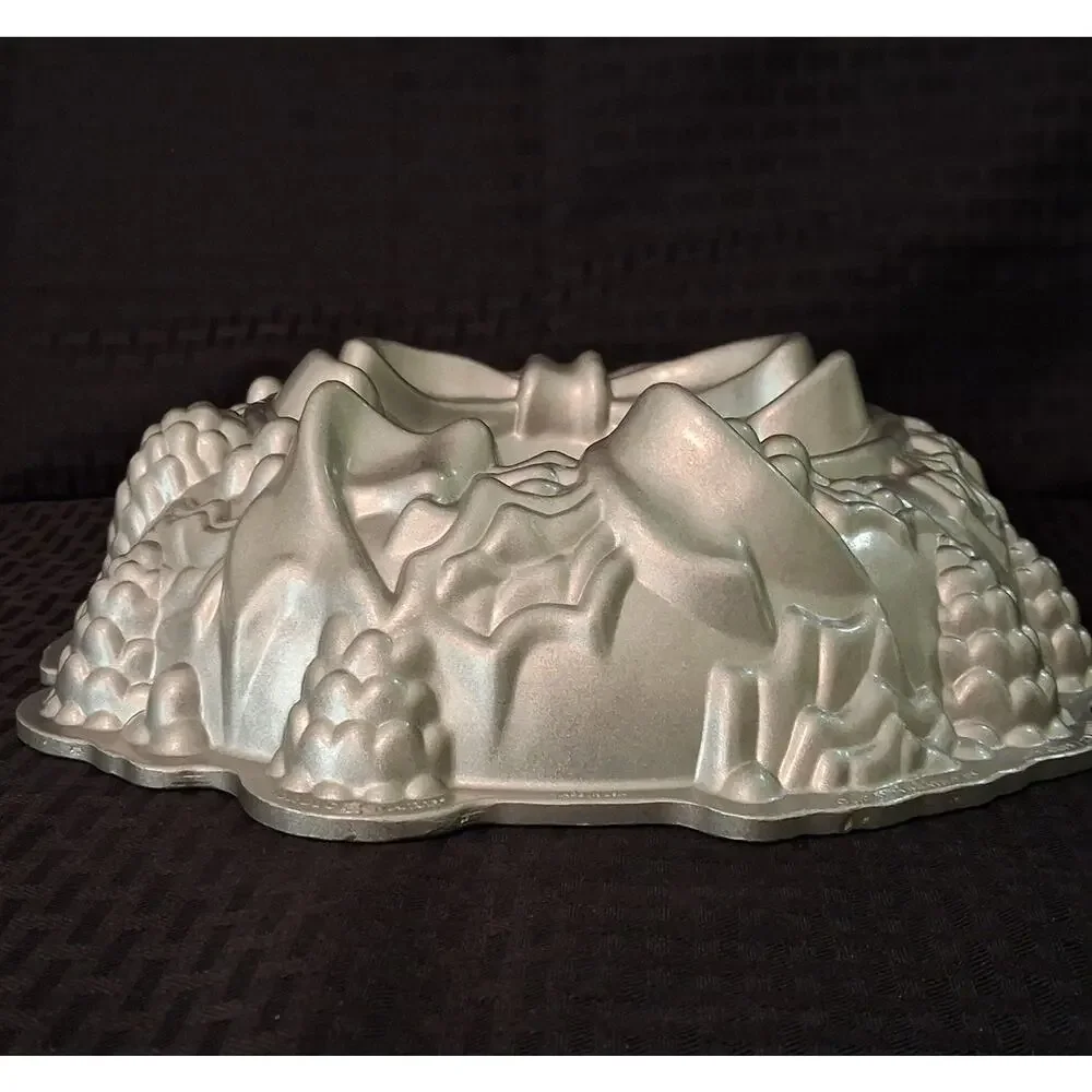 Nordic Ware Holiday Wreath Bundt Cake Pan Christmas 12